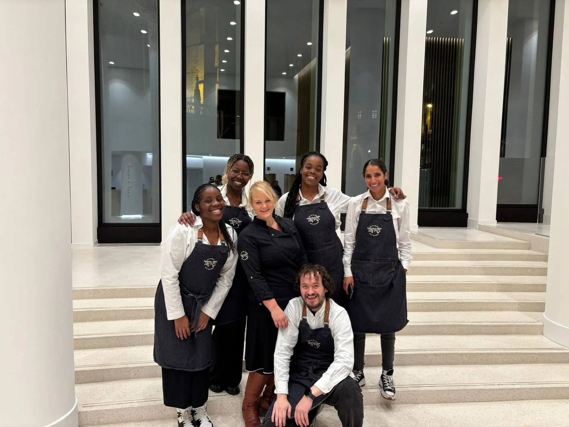 team mensen op eentrap